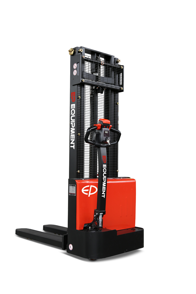 Dit is de EP ESL122 stapelaar: 1.200 kg hefvermogen, Li-Ion batterij en snellader. Compact, robuust en onderhoudsvrij.